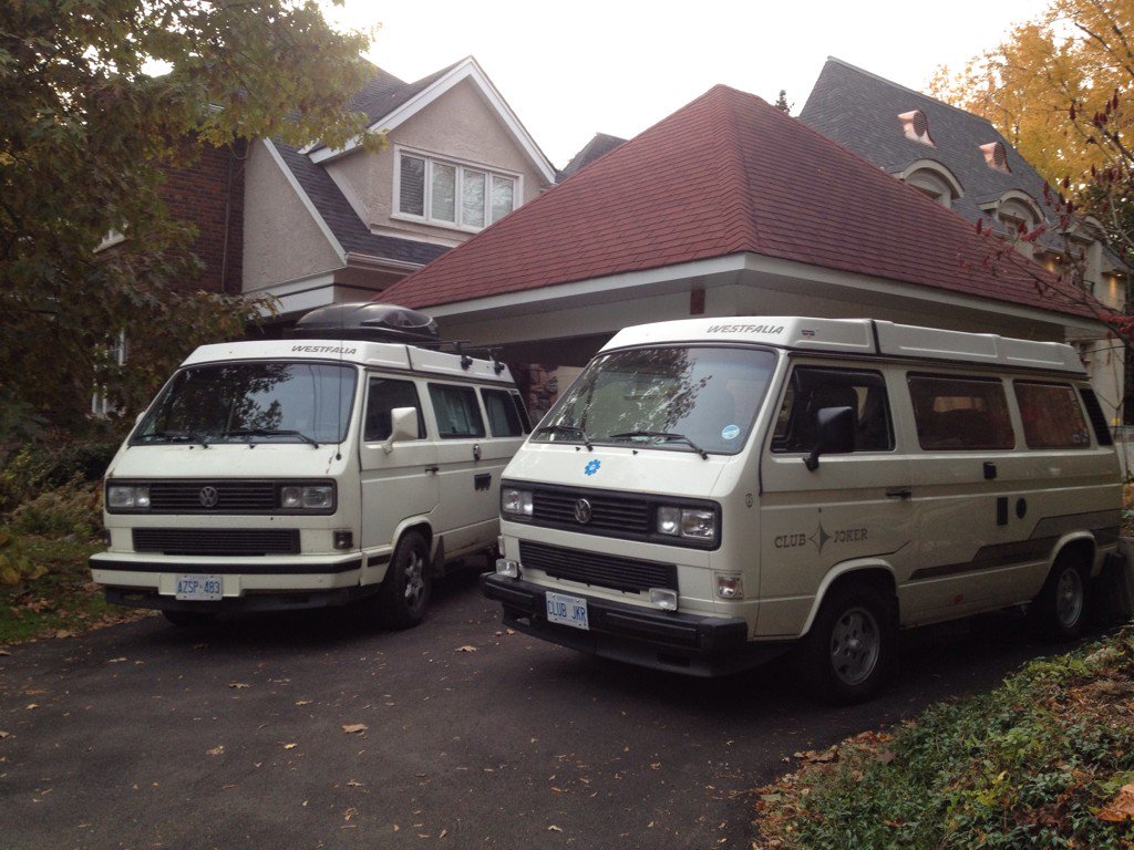 DerekOmusic's tweet photo. Fiona's newest friend! A Club Joker from the UK!(She digs foreign accents...) #westylife #westfalia @CamperSpotting https://t.co/bYjjT8nZVt