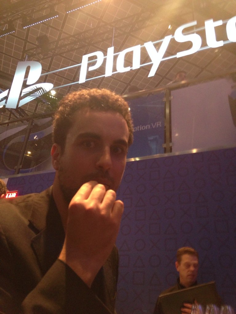 JonStormtrooper's tweet image. @JVCom Mon dieu @Panthaa qui mange un macaron de Sony !  @RivaolJV fait un truc ! #Sonygate