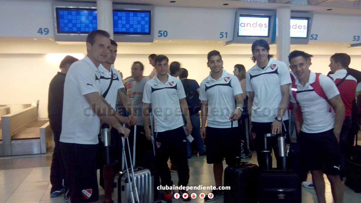 Los jugadores de #Independiente ya están en Aeroparque. En minutos sale el vuelo rumbo a Colombia. #VamosRojo