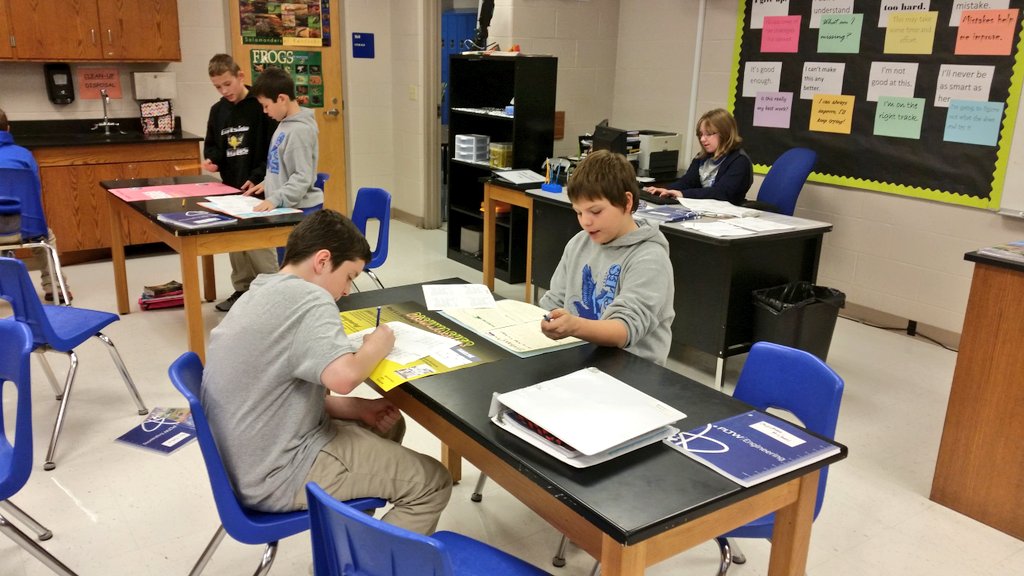 Eastside_PLTW's tweet photo. 6th graders (Aviators) peer presentations todays. Super impressive with their knowledge! #STEM #PLTW_KY #PLTWORG https://t.co/IzgALqwma2