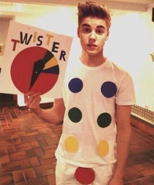 eteam22's tweet photo. Who would you rather trick or treat with this halloween?! Fav for @justinbieber RT for @selenagomez #Halloween https://t.co/tGXkKWzMXP