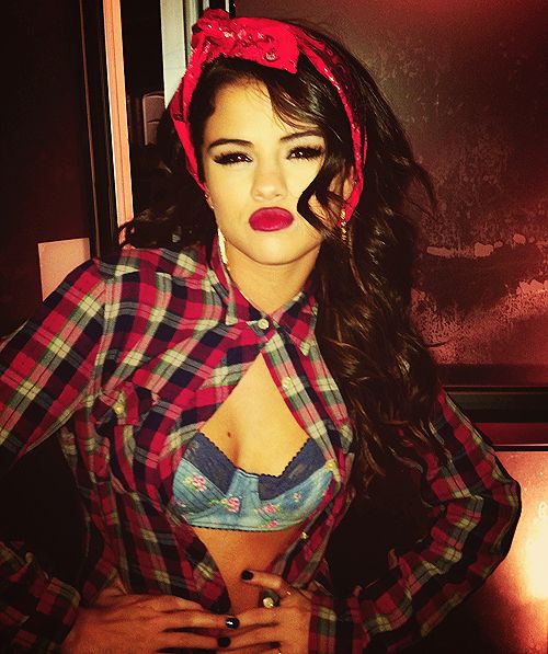 eteam22's tweet photo. Who would you rather trick or treat with this halloween?! Fav for @justinbieber RT for @selenagomez #Halloween https://t.co/tGXkKWzMXP
