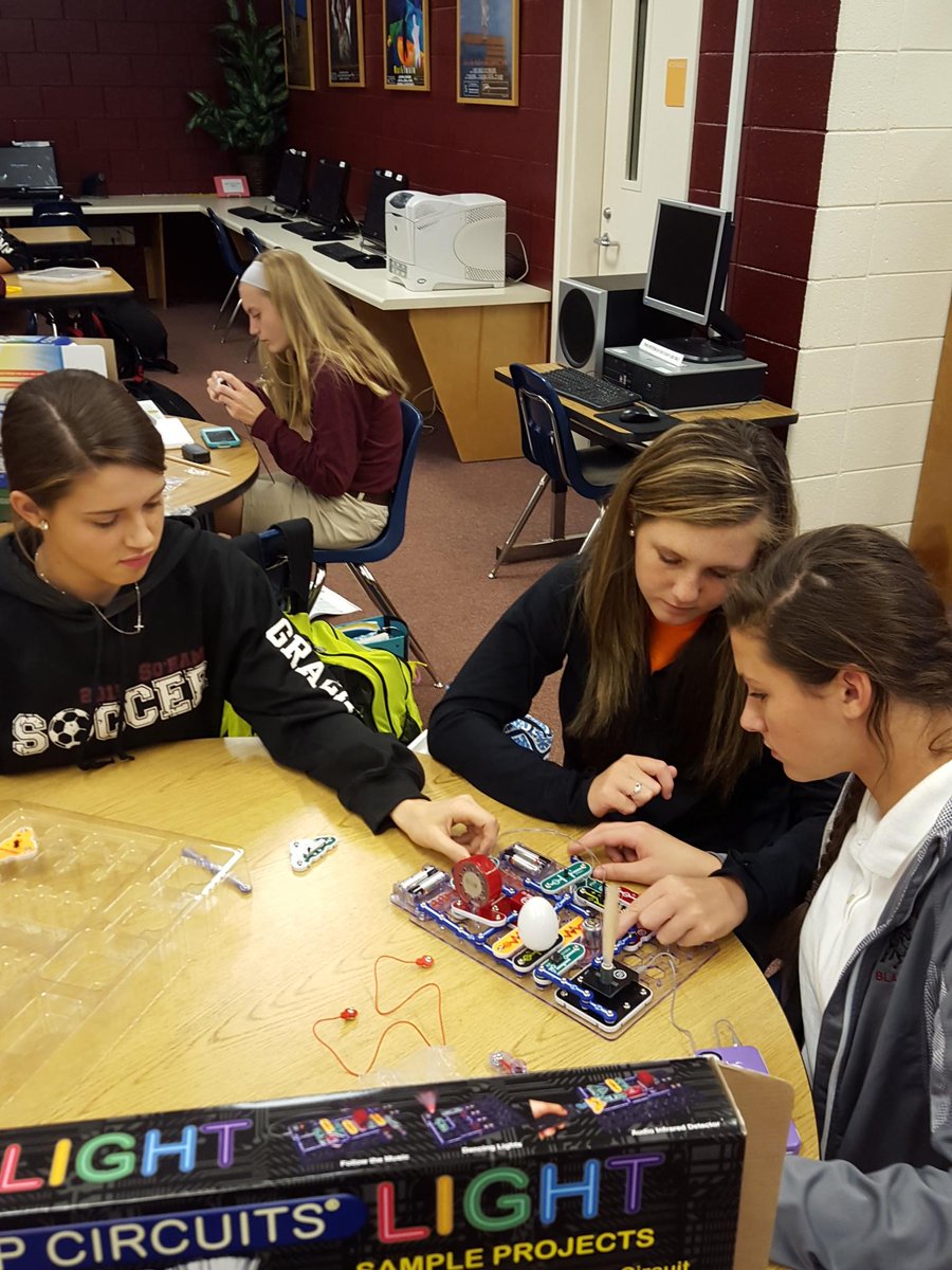 dean_carla's tweet photo. Makerspaces at SEMS!  Students love it :) https://t.co/F1XztBc35b