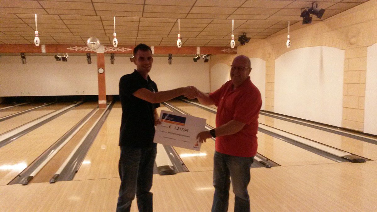 Janmarius85's tweet photo. Namens de @RaboKwaard een cheque uitgereikt bij de bowlingver. in Krimpen ad IJssel. Bedankt voor de gezelligheid. https://t.co/Pqx70qGpxJ