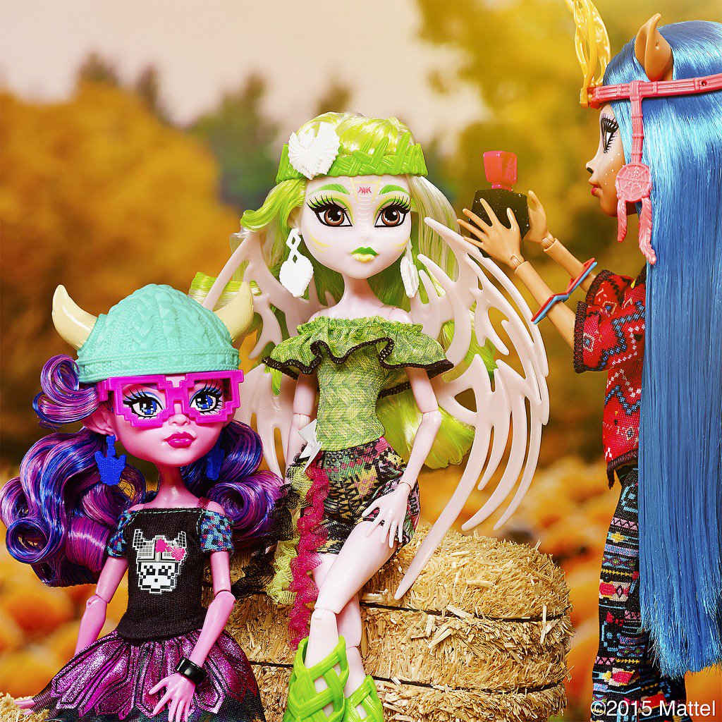 MonsterHigh's tweet photo. Our #BrandBooStudents can't wait to go on #MonsterHigh's freaky-fab #Halloween haunted hayride! #SayBOO 📷😱🍂 https://t.co/UBOCOckUuQ