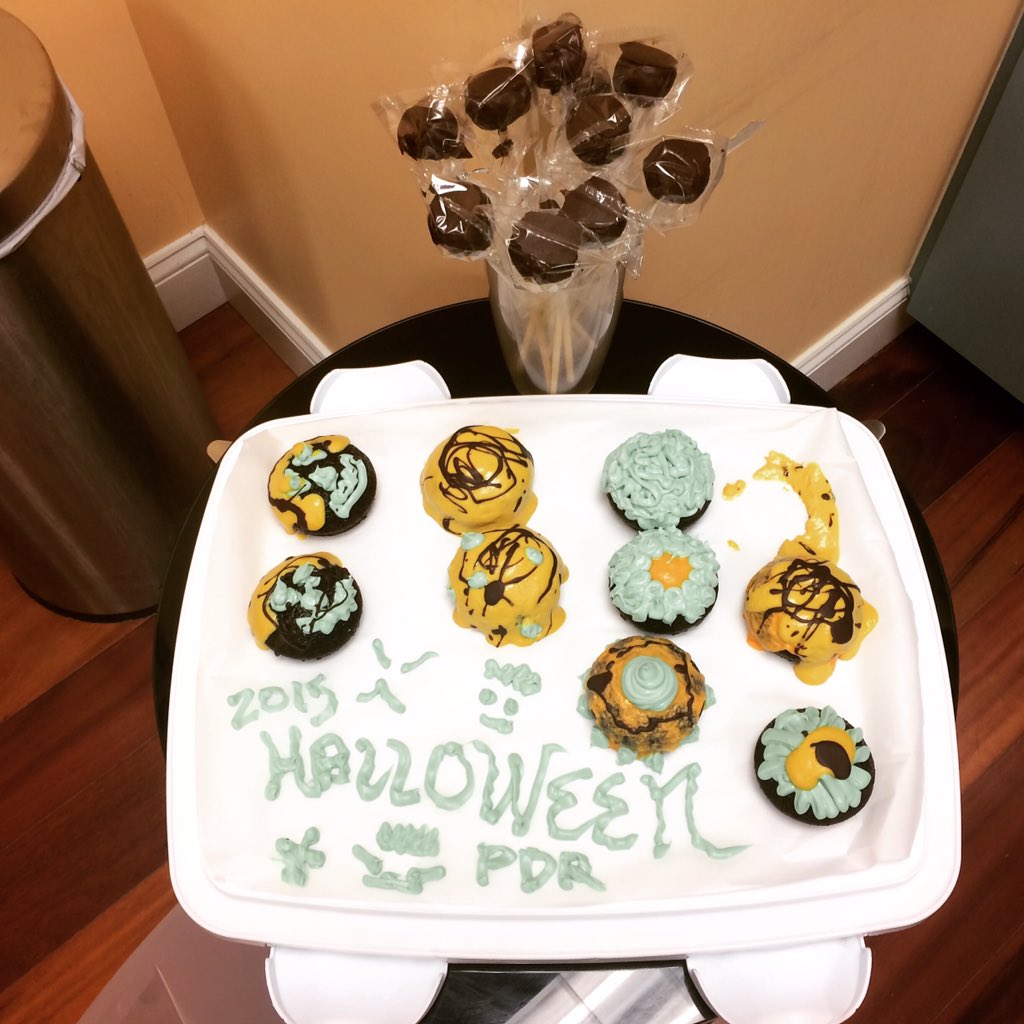 OP_Solutions's tweet photo. Happy Halloween!! @LoiPDR made cupcakes and cake pops for us!! #WhatDiet #OPSolutions https://t.co/qkNb4BUrVD