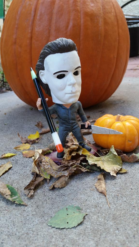KUSH_420_Report's tweet photo. Michael Myers &amp; his Halloween @Sherbetglassart Pencil.. ready for some dab victims! #glassart #sherbertglass #dabs ♡ https://t.co/BdfYhNgGj0