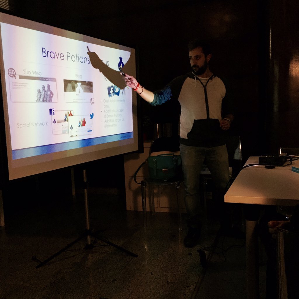 Lafalcy's tweet photo. [part 2] Ultima lezione #dolabsmcopy a @dolabschool. I ragazzi presentano il loro lavoro. https://t.co/Eho7MbIyNb