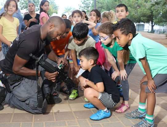 EbneZee's tweet photo. RT salam_c: This is what israeli soldiers teach children in their schools!!!
#save_alaqsa 
#FreePalestine 
#alaqsa… https://t.co/xcKNT4u1Fs