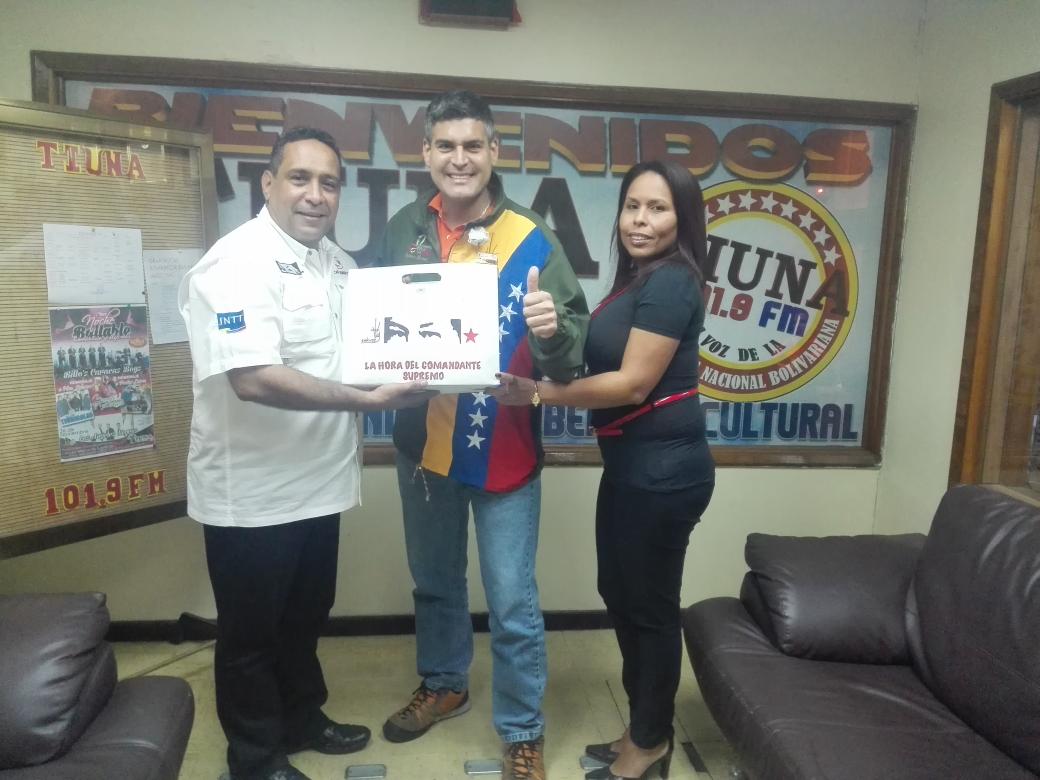 INTTRADIO's tweet photo. @rmessuti  recibe obsequios del espacio ecológico del #INTT por parte del programa @Chavezcontodos https://t.co/SMBlaKEwmW