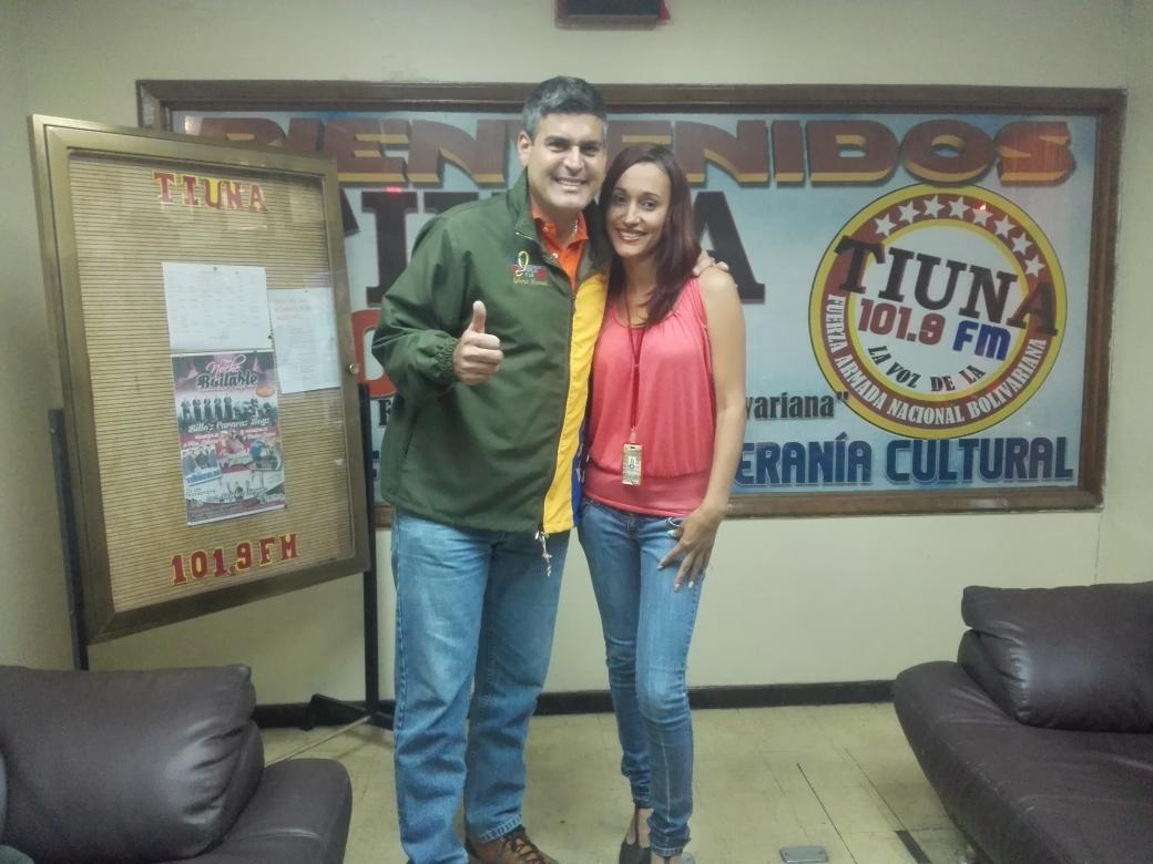 INTTRADIO's tweet photo. @rmessuti  recibe obsequios del espacio ecológico del #INTT por parte del programa @Chavezcontodos https://t.co/SMBlaKEwmW