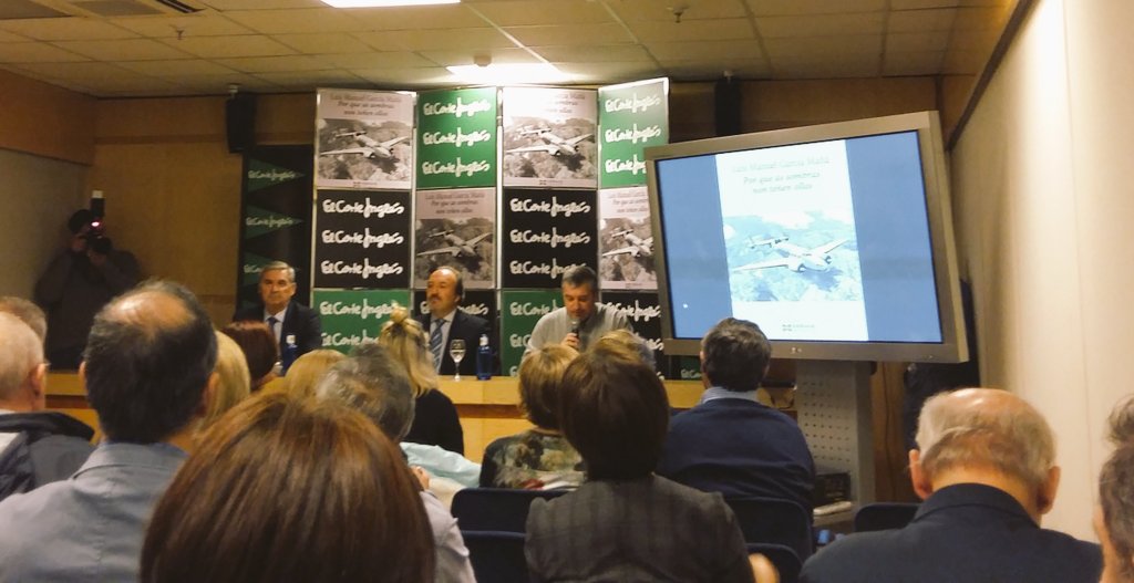 Atico_e's tweet photo. Presentación de la #novela "por que as sombras non teñen ollos" por @lumagama50 en @elcorteingles #Vigo @xerais https://t.co/c9EJIoaZ6k