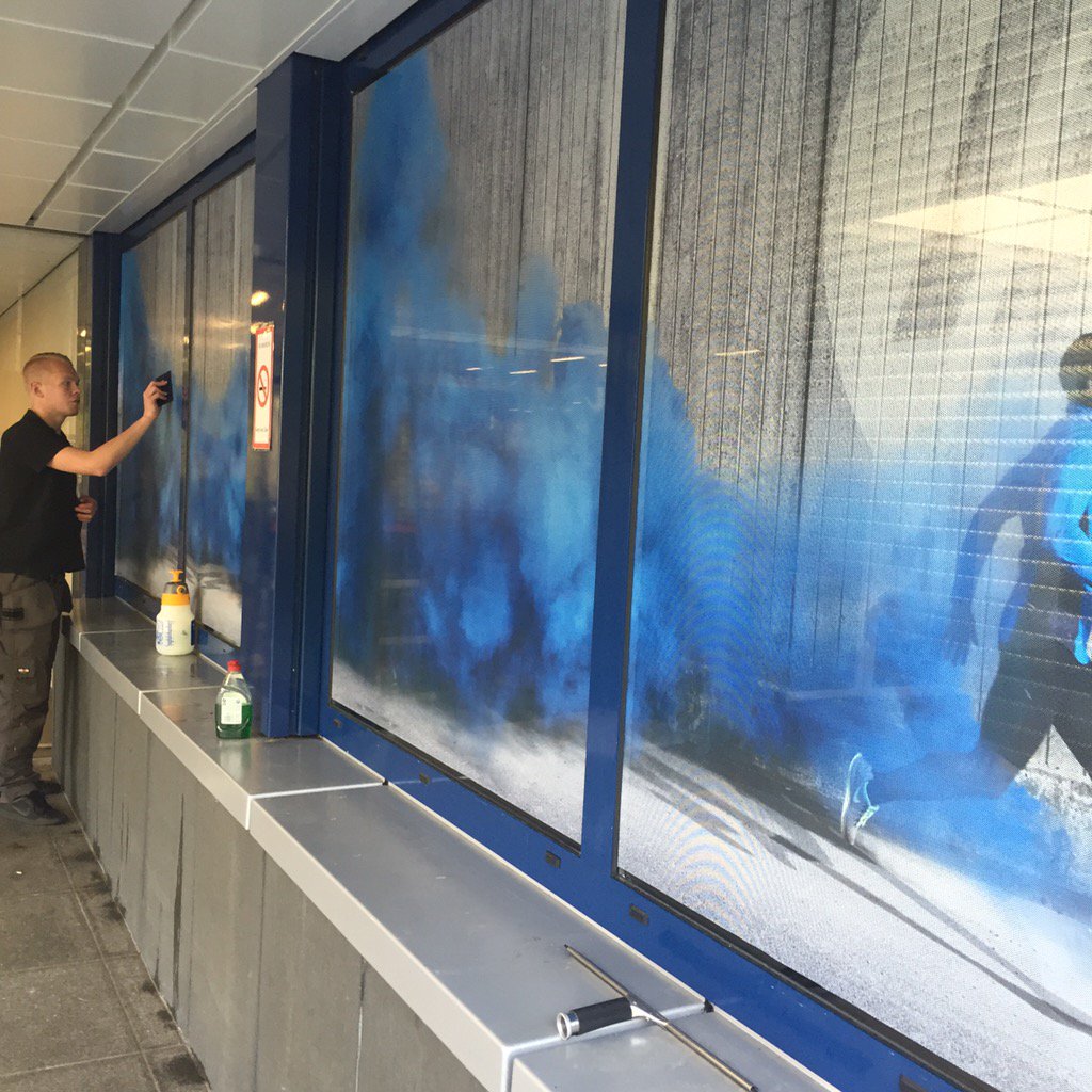 dapsigns's tweet image. Begin van een mooi project #gaatjesfolie #raamfolie