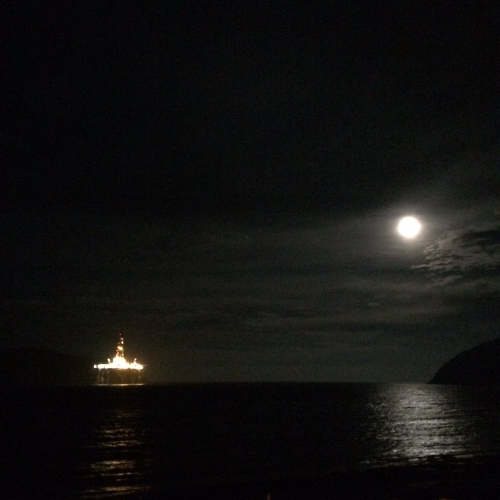 Beathhigh's tweet photo. Moon over the Cromarty Firth. https://t.co/2Rw4XNOa4S