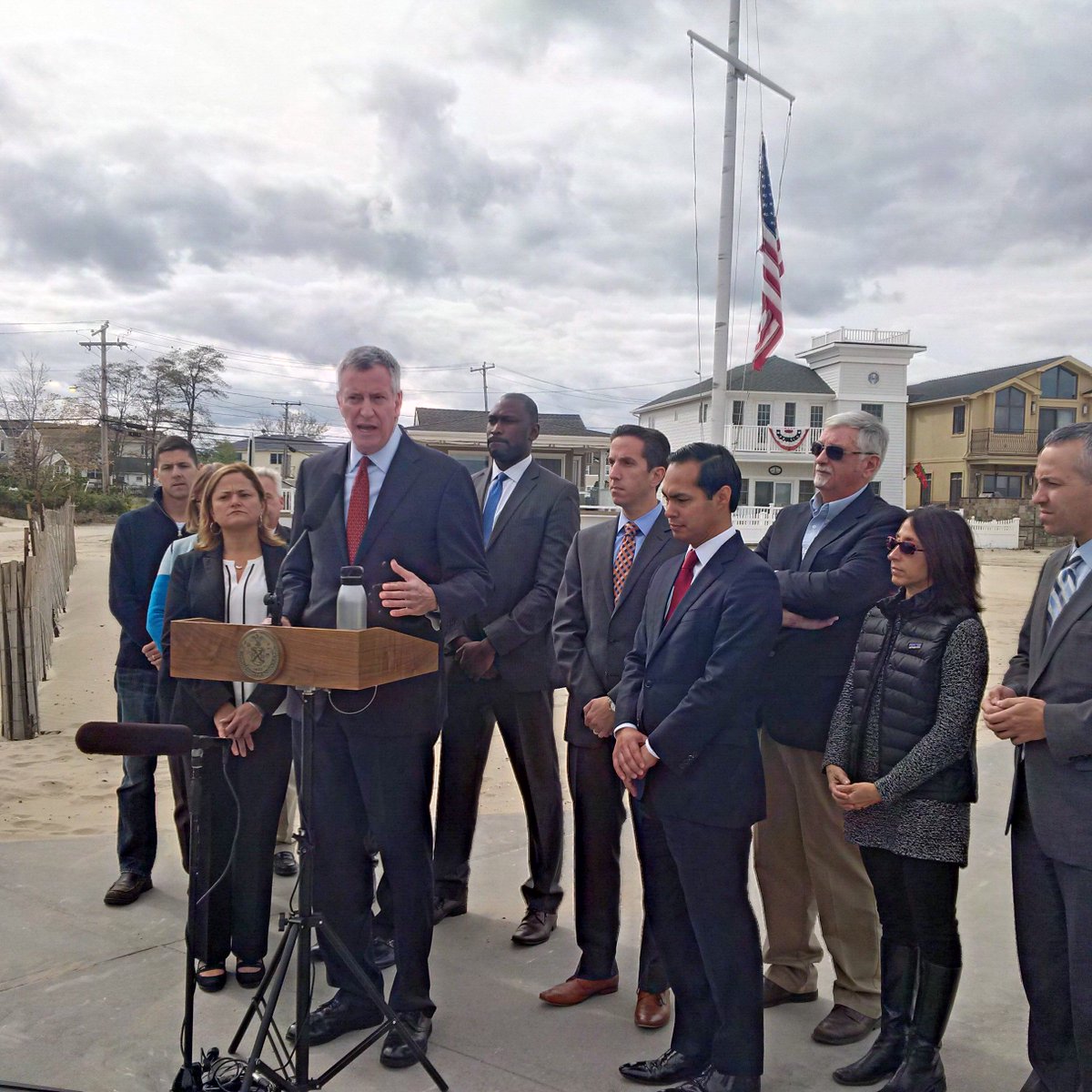 mayorsCAU's tweet photo. Mayor @BilldeBlasio, @SecretaryCastro, @mmviverito, @YPGoldfeder, and community today in #BreezyPoint #Sandyversary https://t.co/4CBHYDQRtu