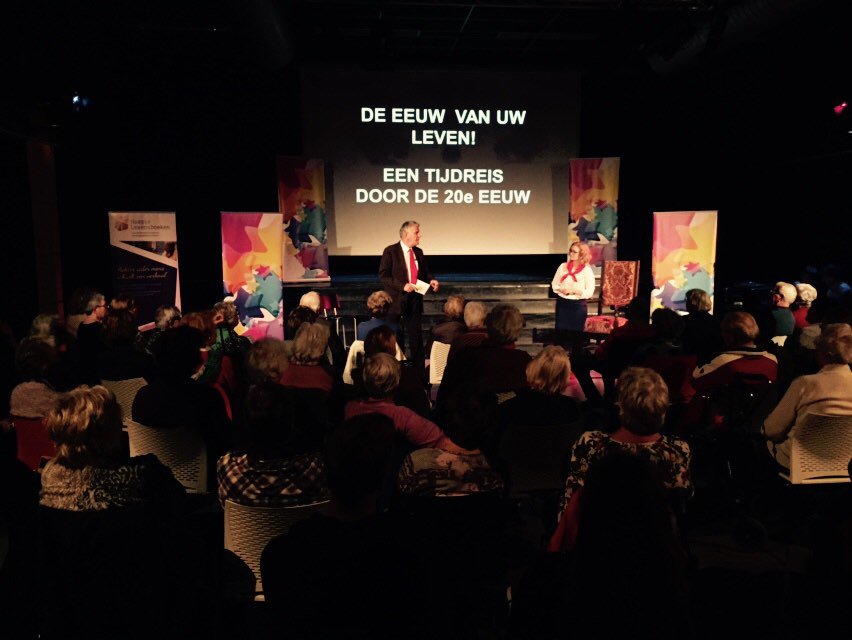 De Eeuw van uw Leven. De zaal wordt meegenomen door de jaren 1900-2000. <a href="/RVHDenHaag/">VanHarte Den Haag</a> <a href="/theaterinfeite/">Theater in Feite</a> #vitaliteit