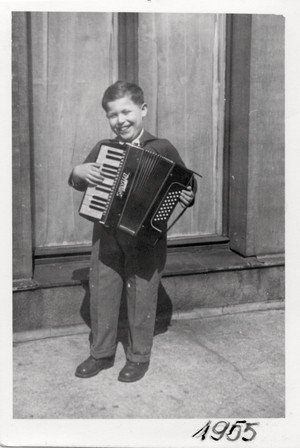 ArchRecord's tweet photo. A new exhibition explores architects' childhood memories. Do you recognize this young man? https://t.co/KomTE695VT https://t.co/UsWPh0UxGd
