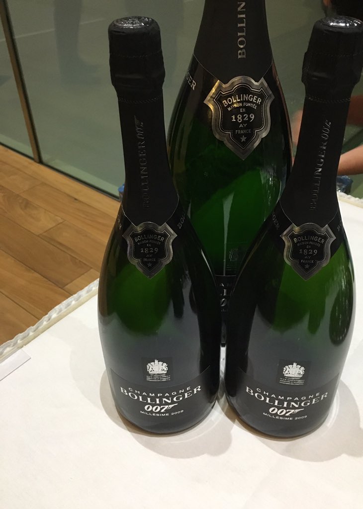 jules_mahon's tweet photo. Lots of Bond fans here tonight #Bollinger007 #SPECTRE https://t.co/MDhKBfG21q
