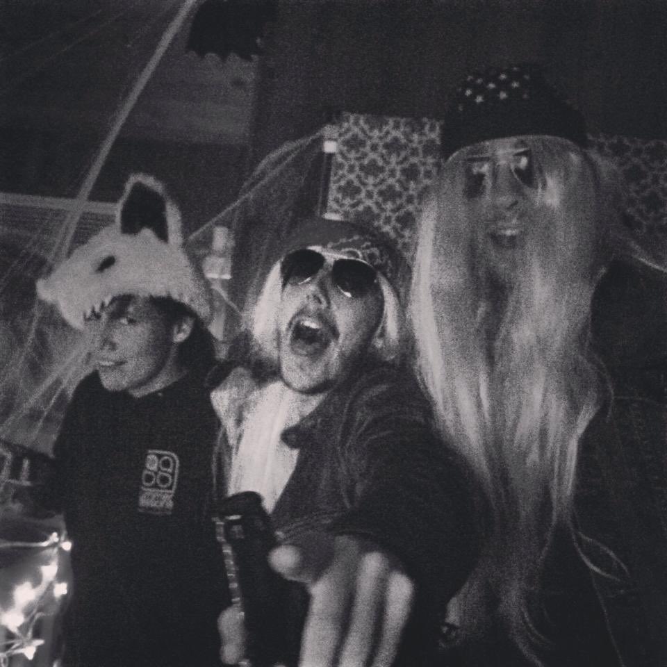 PostMdrnAuthors's tweet photo. Friday night at Sally Obriens 
#somerville #halloween #bostonmusic #getdowngoblin

https://t.co/WEMowLnJSd https://t.co/d29gpwyHFI