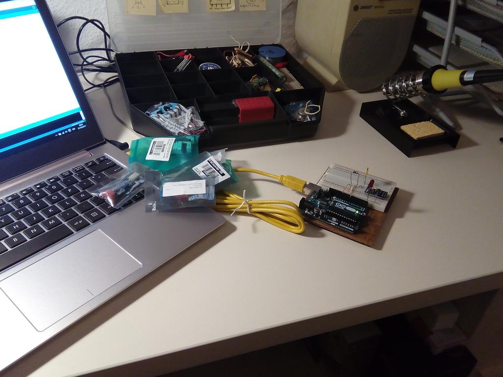 dr_planetoide's tweet photo. Como hace casi 20 años en la universidad. Iniciando para @sensorLIFE  nuestro 1er protortipo @arduino #prototyping https://t.co/Wjk6JGpgfH