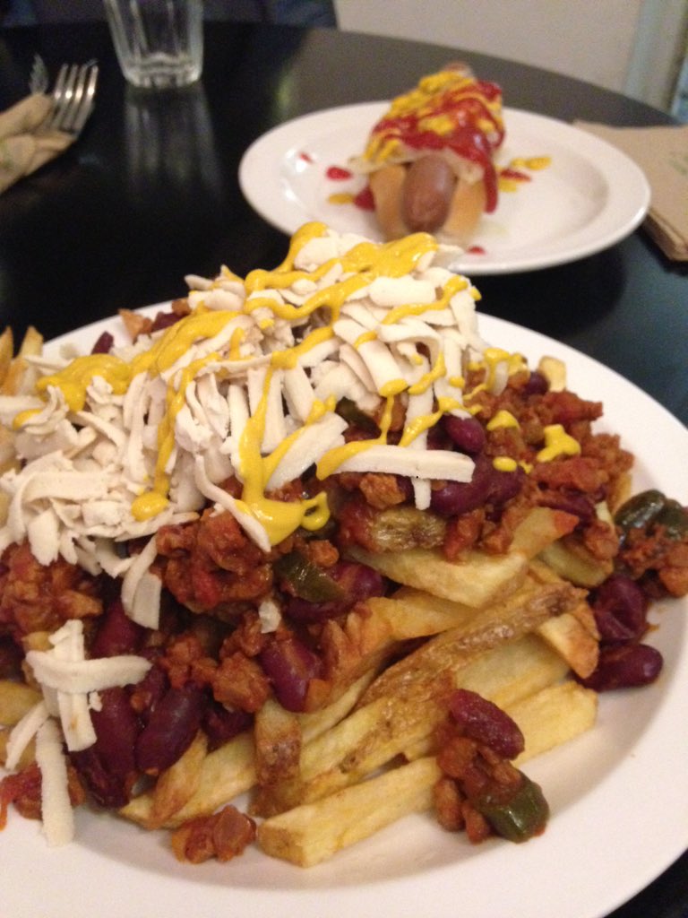 sashalouise03's tweet photo. Worth the wait...! Dinner with @M_tohappyvegans @The_GalleryCafe #vegan #Tuesdaymenu https://t.co/LwLagYZibE