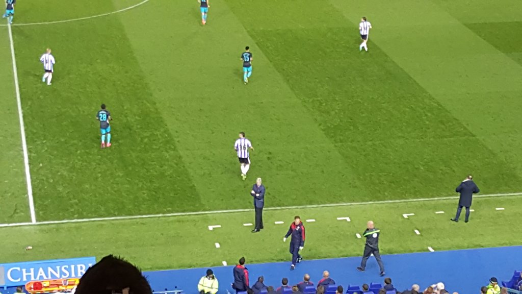 Owlsonline's tweet photo. Wenger not going to have coat probs tonight..  #nozips https://t.co/EbcAG4281a