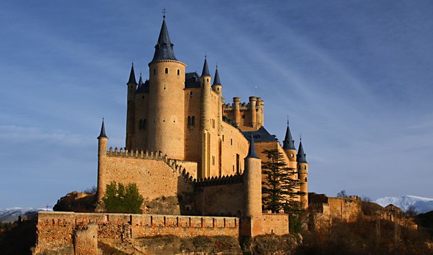 城がすごい Sur Twitter アルカサル城 スペイン 白雪姫のお城のモデルになったと言われる世界遺産のお城 可愛らしい外観だが 戦略上の位置を利用し 見張りのための要塞であった T Co Hybjldlvuf