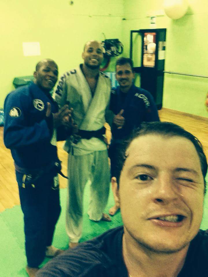 eduboneco12's tweet photo. #treino #duro #lutafacio osss🙏🙏✌✋👊✋👊👍👍 https://t.co/hdZ40m9DF2
