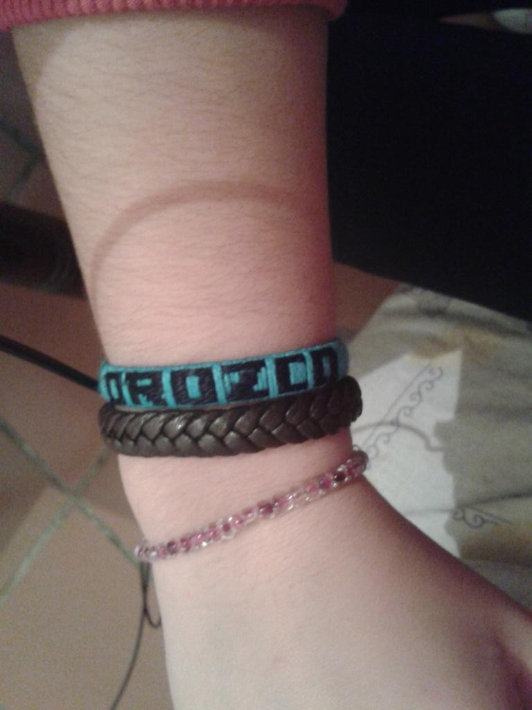 Todas las mañana me levanto y en clase cuando pienso en ti le doy un beso pensando que eres tu <a href="/antoniorozco/">Antonio Orozco</a> ♥♡😍😘