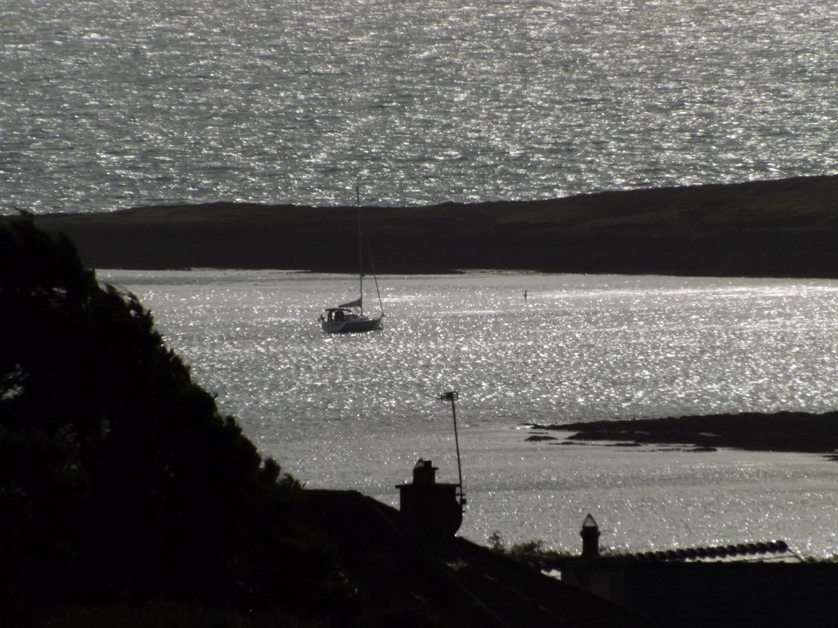 urlofcork's tweet photo. Up anchors, a yacht leaving #Blindstrand #WestCork with a shimmering sea as a backdrop https://t.co/7ZCwRhp1cr