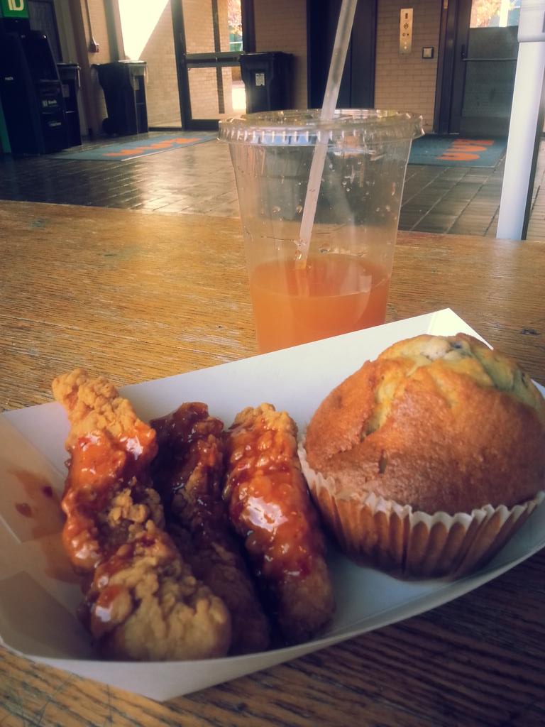 DinnerTime2015's tweet photo. Tenders with sweet chill sauce and a blueberry muffin, #brunchtime https://t.co/IebYdT4e8V