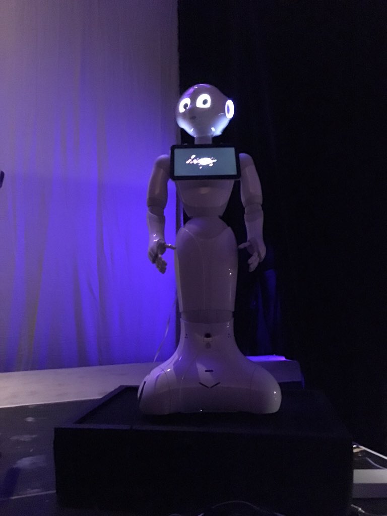 JMarakiii's tweet photo. Close up of Pepper #backstagereporting #ibminsight https://t.co/zw8SVaxdqy