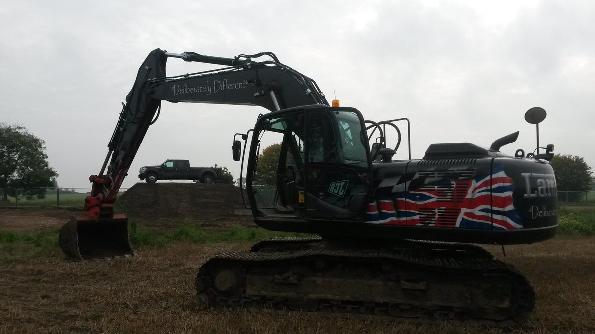 LiamLambertNo4's tweet photo. Another lovely day of dry weather @AbelHomes #hingham site . #js220 #jcb #F-350 @lambertcivil https://t.co/sxmvHsvWcK