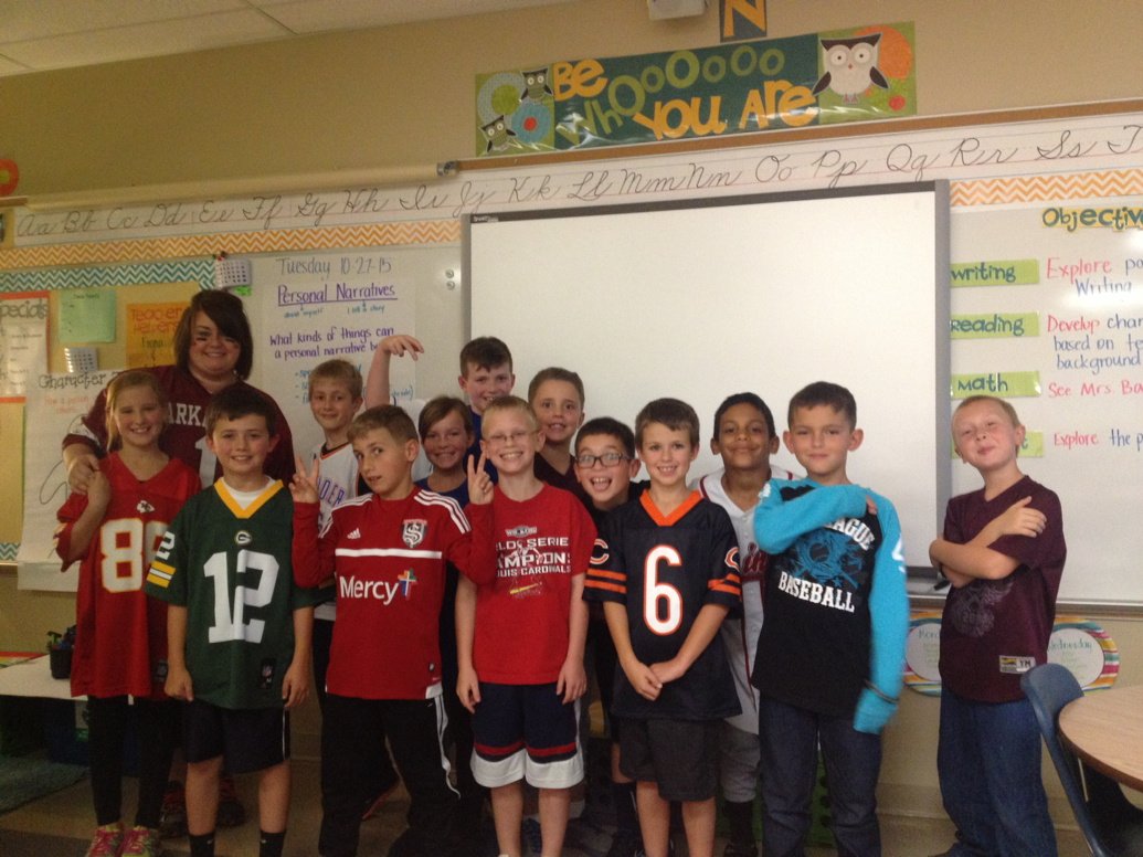 JamieBaumann's tweet photo. Team Jersey Day! Winners don't do drugs! #redribbonweek https://t.co/3GiXokZaA7