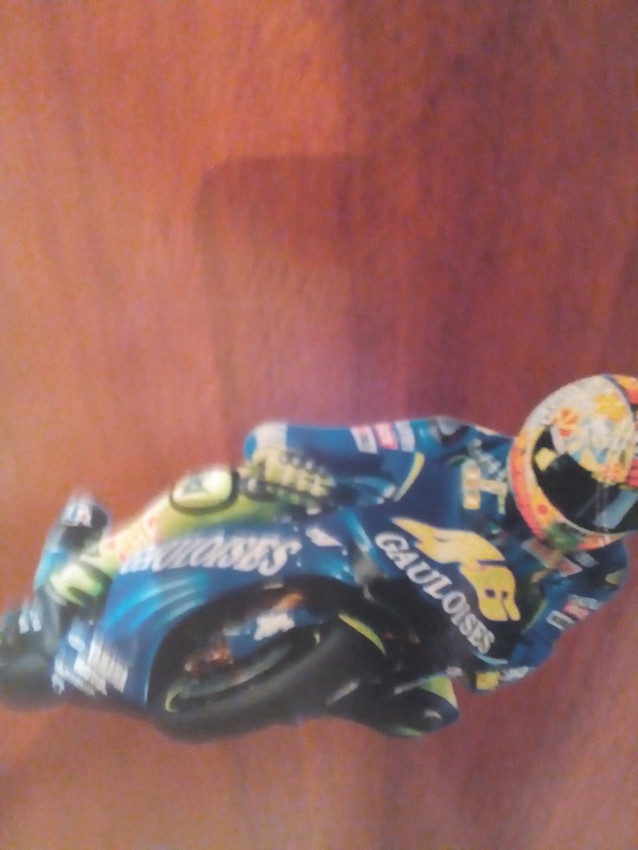 ubi48's tweet photo. De ídolo a enemigo, cayó un mito... Gracias Vale @ValeYellow46 #RossiVsMarquez https://t.co/tjG93duuZP