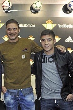 jjbazalo's tweet photo. Que dos pedazos de futbolistas!! Dios los cría y ellos se juntan!! https://t.co/LBLR3xLVxp