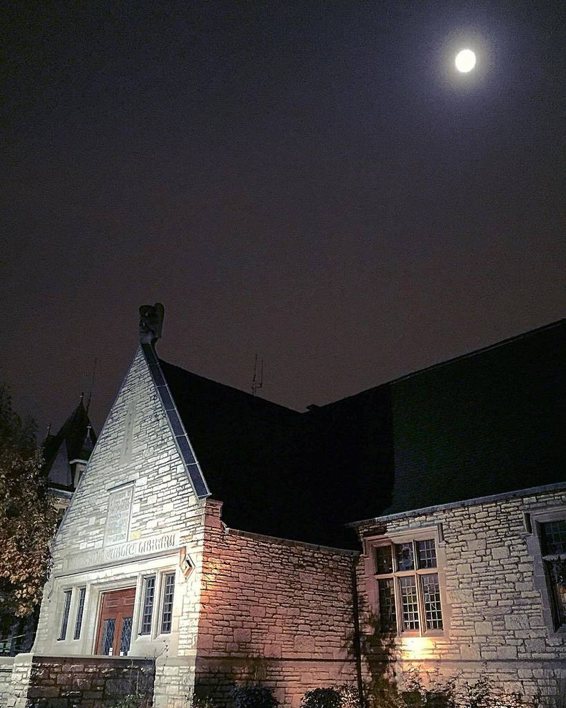 ChiPhotos's tweet photo. by khushi_ab: Night at the Library 📚🌌🌝 #beautifullibrary #historiclandmark #riversidepubliclibrary #riverside #rive… https://t.co/IZt4E4Xdvl