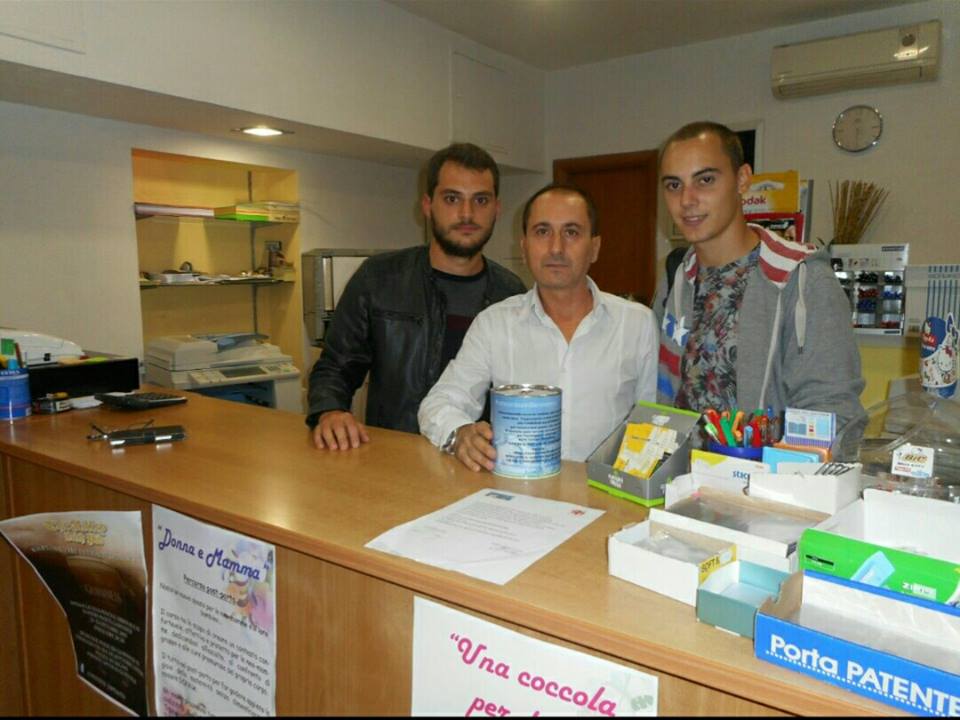 CaritasBN's tweet photo. #unsalvadanaioperlasolidarietà  è presente in molte attività commerciali di #benevento #CuoriGrandi https://t.co/JHd6OpQwIo
