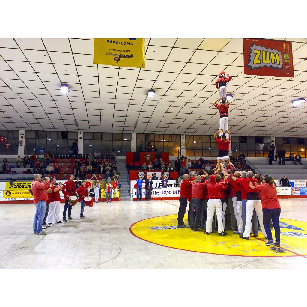 nensdelvendrell's tweet photo. El @okcevendrell ens ha fet un homenatge per ser colla de 9 aquest 2015. Moltes Gràcies!!🔴⚫️ #okvendrell #castellers https://t.co/Z57JsLtdgm
