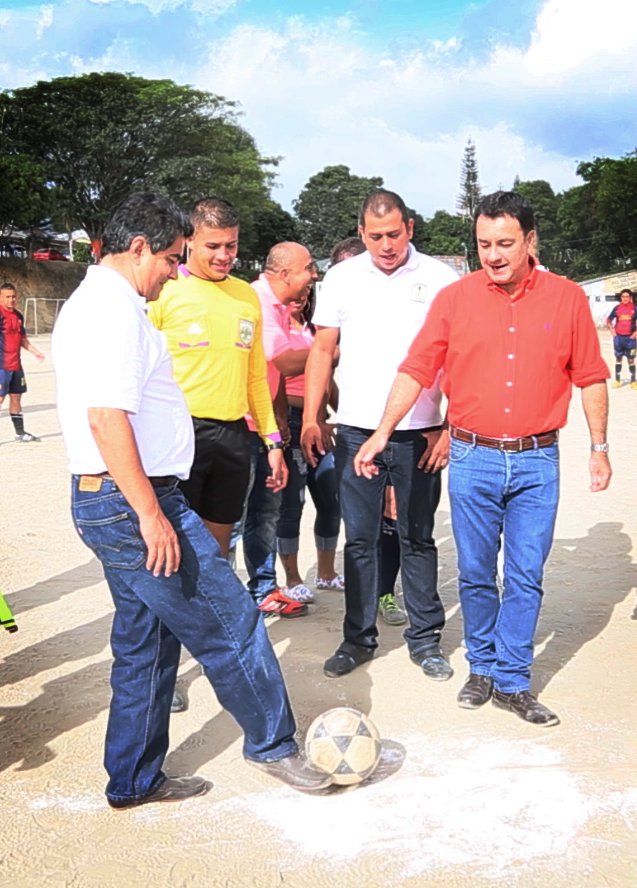 carlosedosorio's tweet photo. Hace mucho tiempo Alcaldía de Armenia y Gobernación del Quindío no jugaban en el mismo equipo, ahora lo haremos. https://t.co/69ArLWgbO1