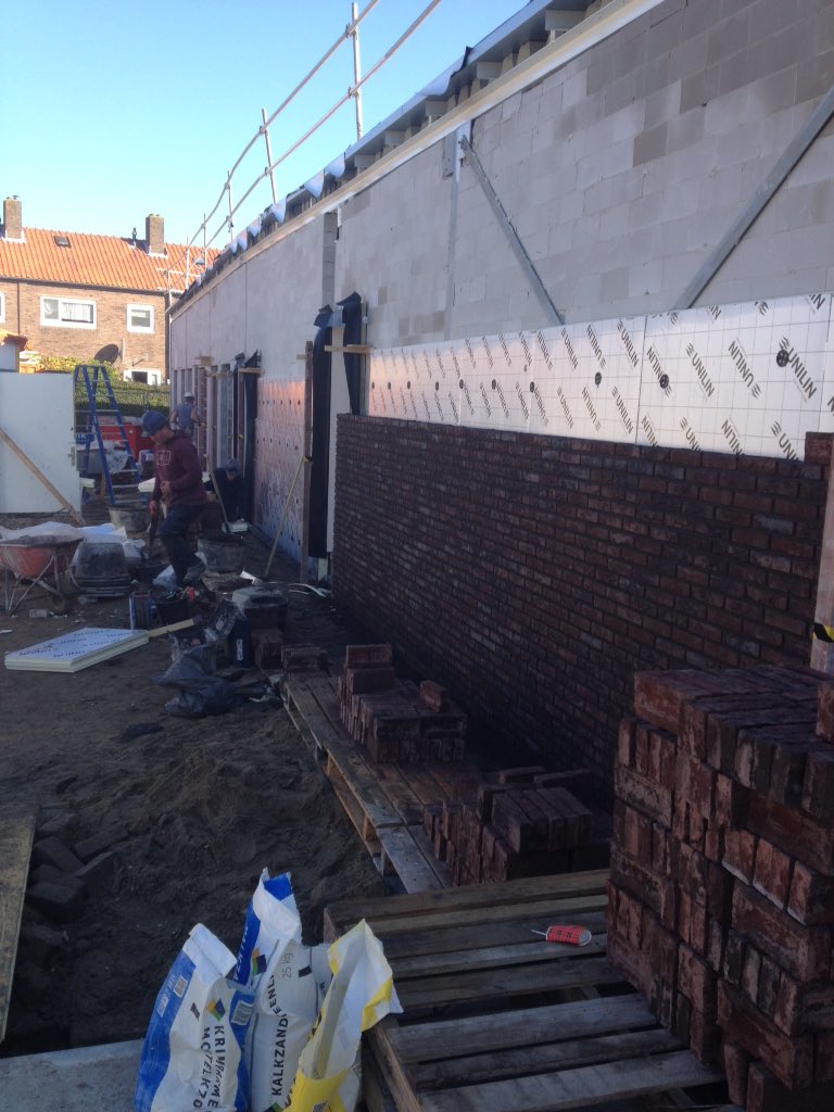 KBGprojecten's tweet image. Alweer een mooi begin gemaakt met het metselwerk door @albertweerstand De tegelvloer wordt ondertussen aangebracht.