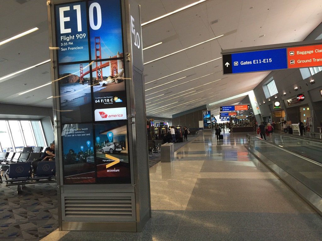 Pogue's tweet photo. Vegas airport gates clearly show the next flight, including a photo of the destination. Such a cool idea! https://t.co/RvCkbnzehT