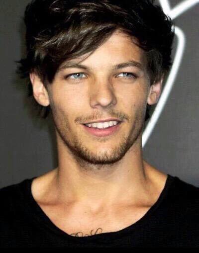 thishwiththisl's tweet photo. this Harry with this Louis https://t.co/FdYiFSIPDD