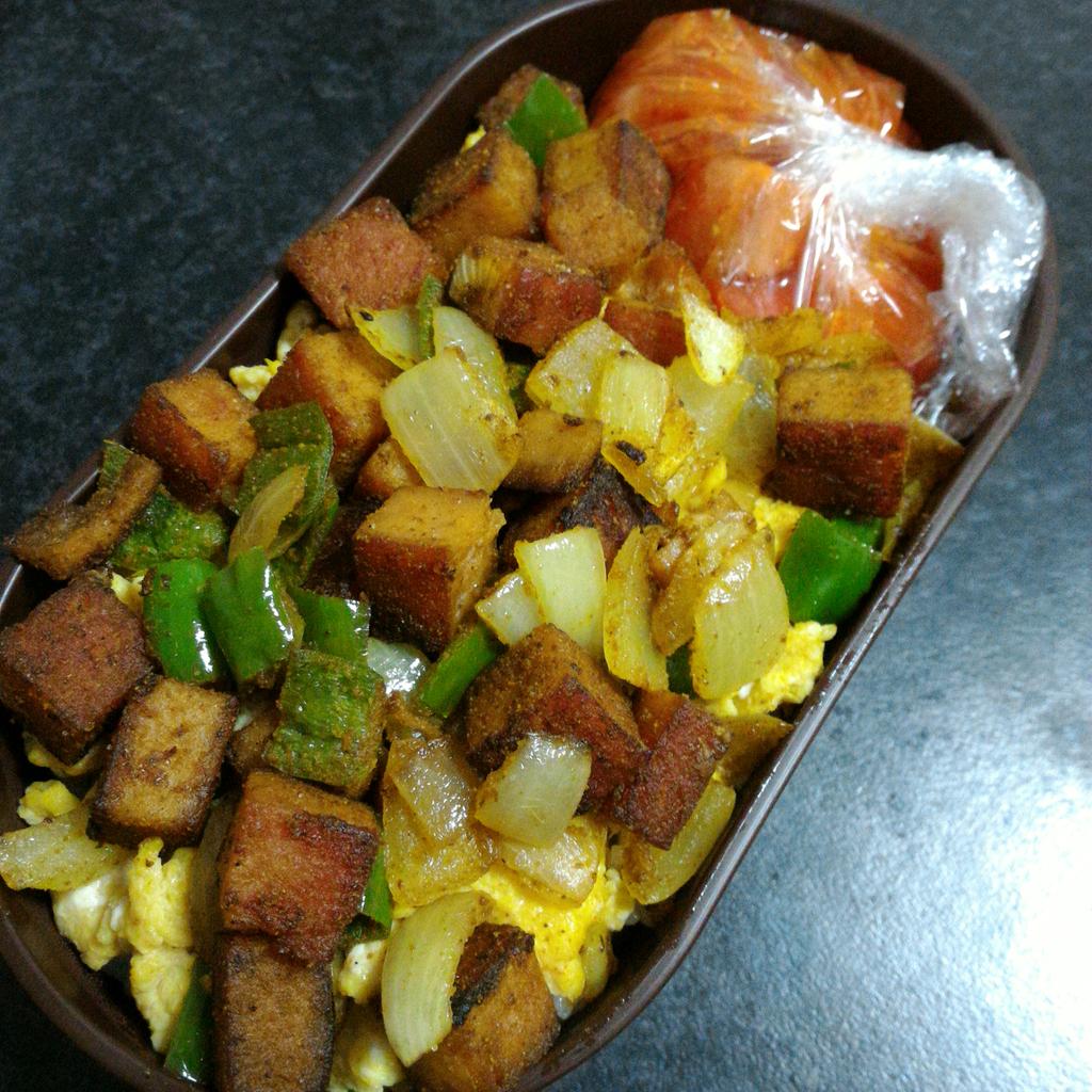 ট ইট র きゅう子 お弁当 W スパム丼 ご飯の上に炒り卵を敷き スパム ピーマン 玉ねぎをカレー粉で炒めたものをのせました トマト レモン汁 唐辛子調味料 レッドママ を混ぜたサルサソースはラップにくるんで食べる直前にかけるように Https