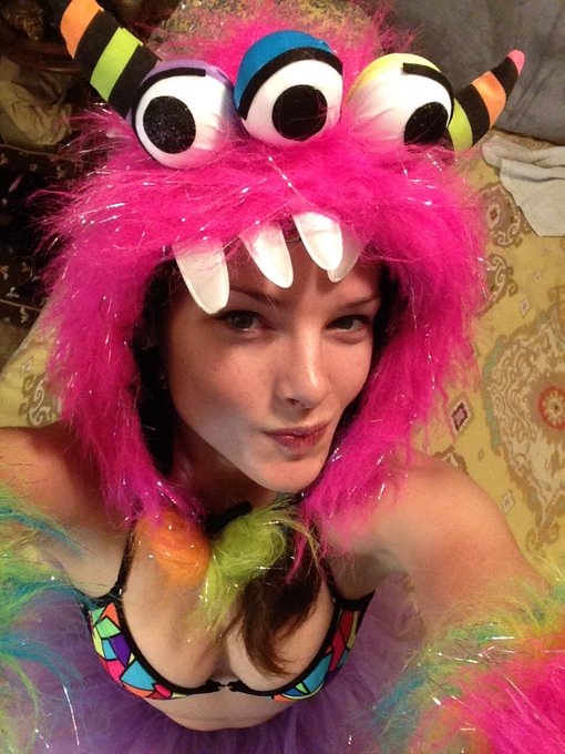 1 pic. rawrrrrr I'm a monster and a hippy and a kitty meow #HappyHalloween #camgirltweet #chaturbate