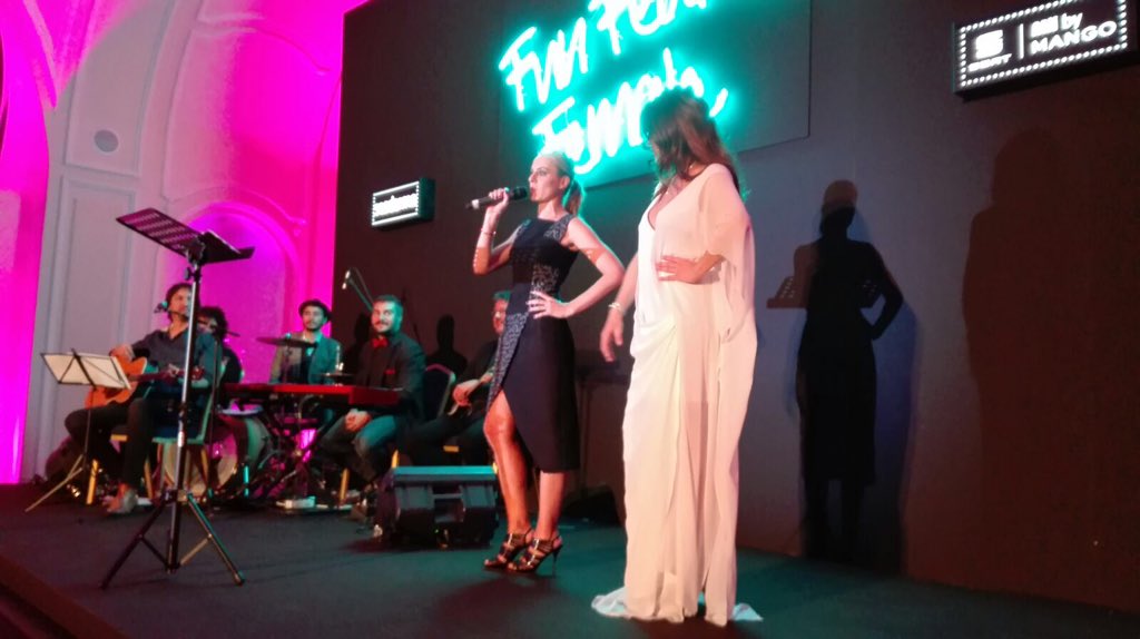 Cosmopolitan_es's tweet photo. Unas palabras de nuestra directora @AnaUrena antes de los premios (¡y marcándose una #posecosmo!) #Cosmocumple25 https://t.co/ZPfOGb9SXl
