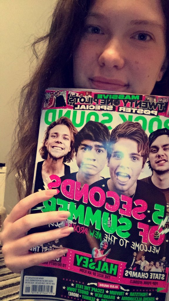 airguitarhood's tweet photo. #5SOSRockSound https://t.co/KuFZs3PUPx