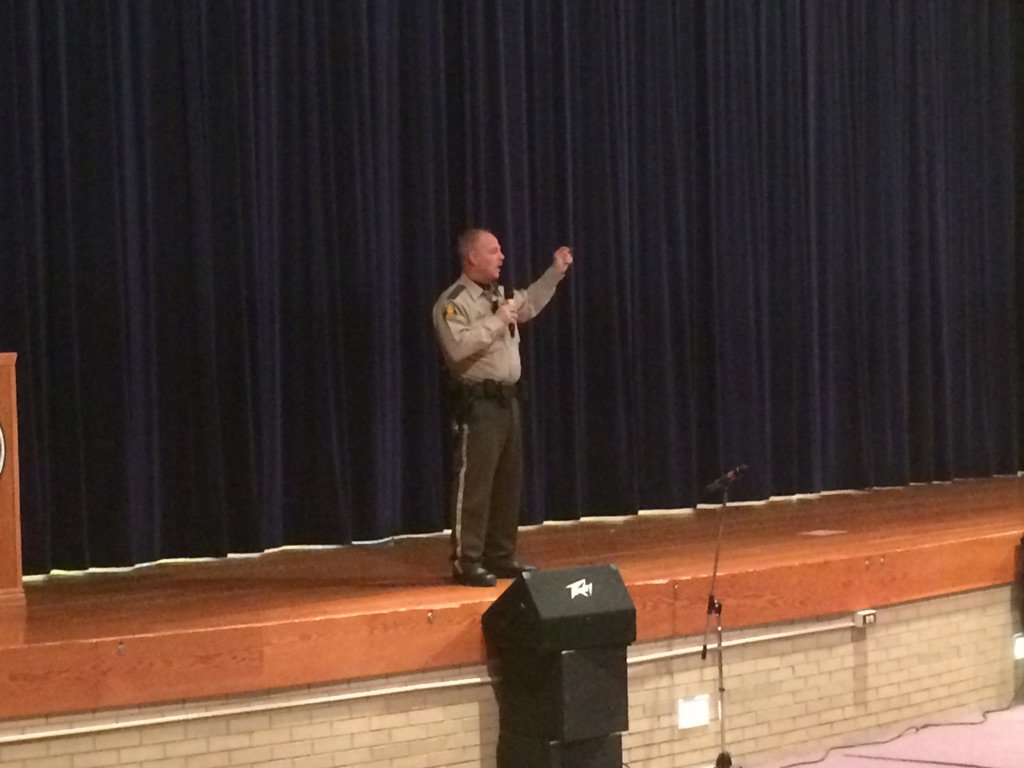 jeffdieken's tweet photo. Sgt. Stafford addresses #hudsonschools students about the dangers of distracted driving! Join the #piratepledge https://t.co/MjxW4ncJte