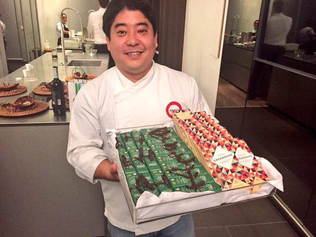 Promperu's tweet photo. El Chef @Mitsuharu_maido clausura la cena con @cacaosuyo, ganador del International Chocolate Awards #ExpoMilano2015 https://t.co/QHYVfCTwJt