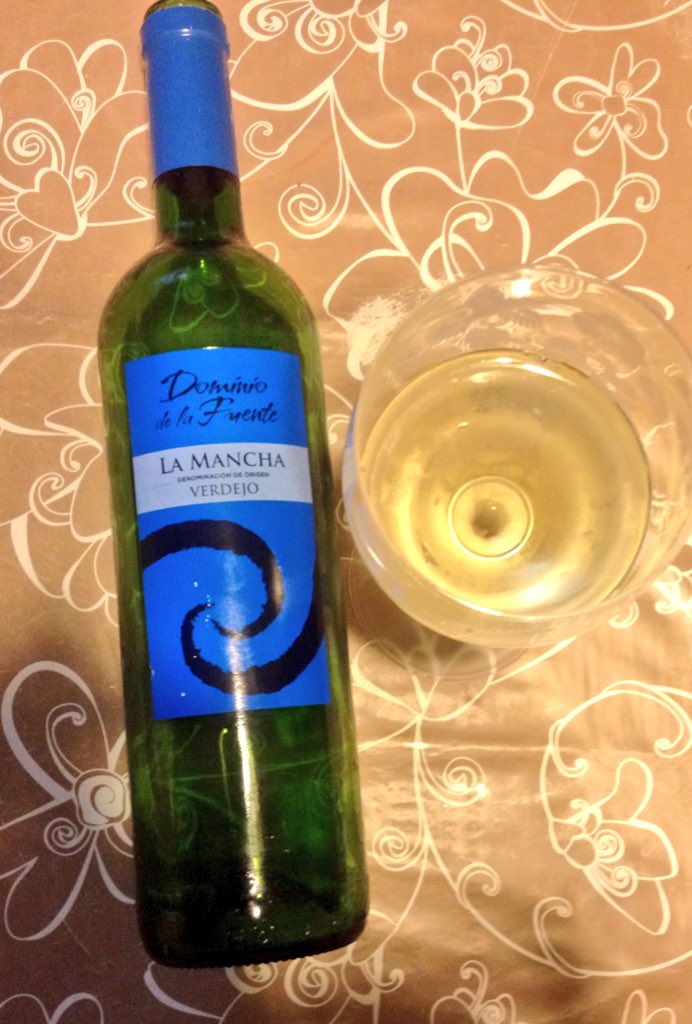 RitaDeBarros's tweet photo. #Encopa Blanco verdejo La Mancha 2014. Semiseco, notas a pera verde, almendra. Buen vino de mesa a 1,60 € https://t.co/aGTNlfqQ7Z